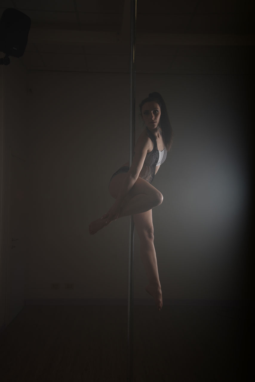 Ragazza che fa pole dance