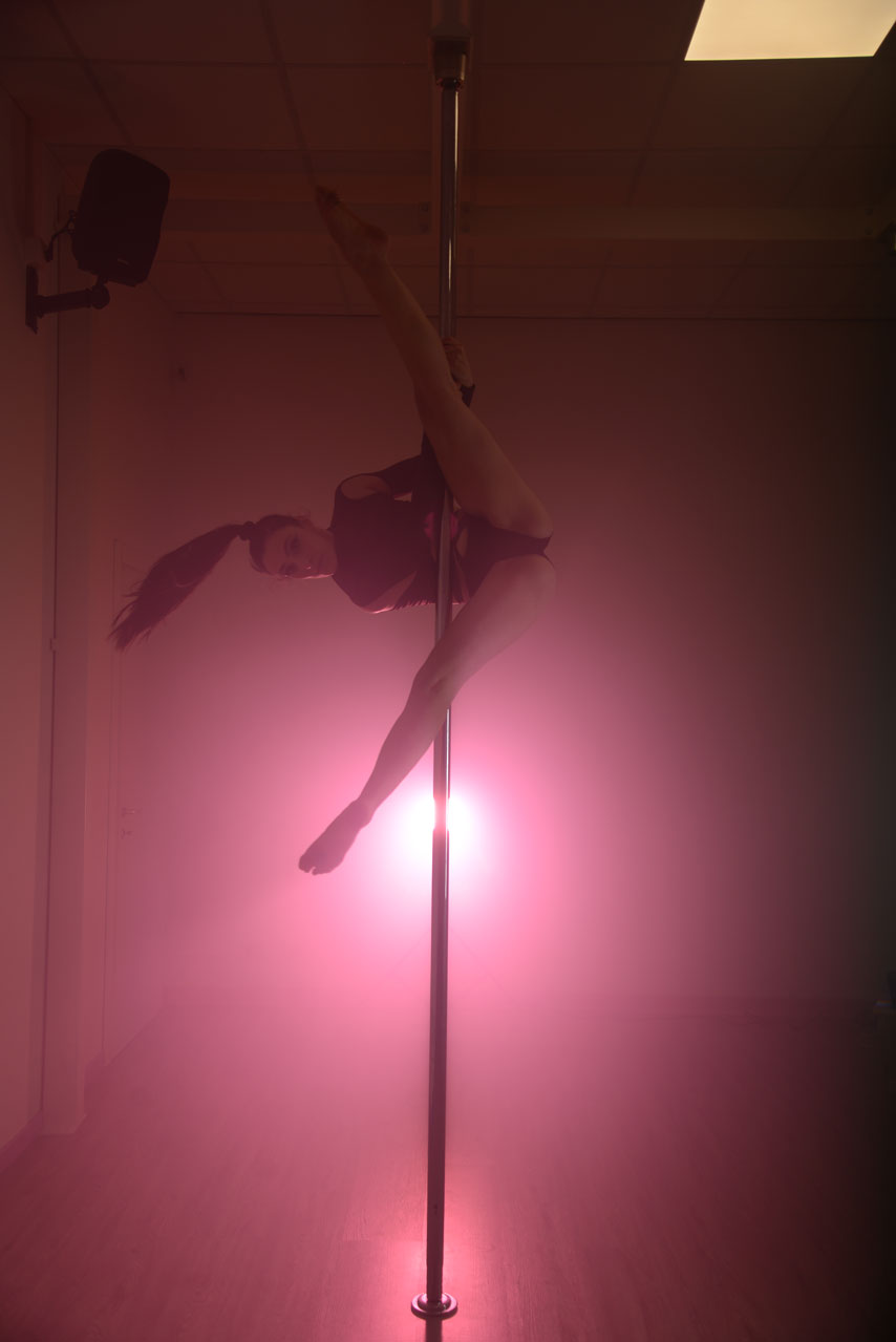 Ragazza che fa pole dance