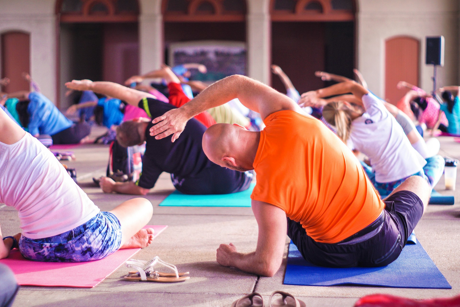 Uomini e donne che fanno yoga