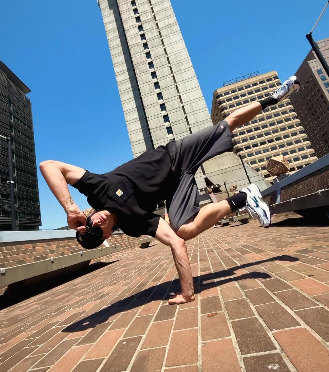 Ragazzo che balla break dance