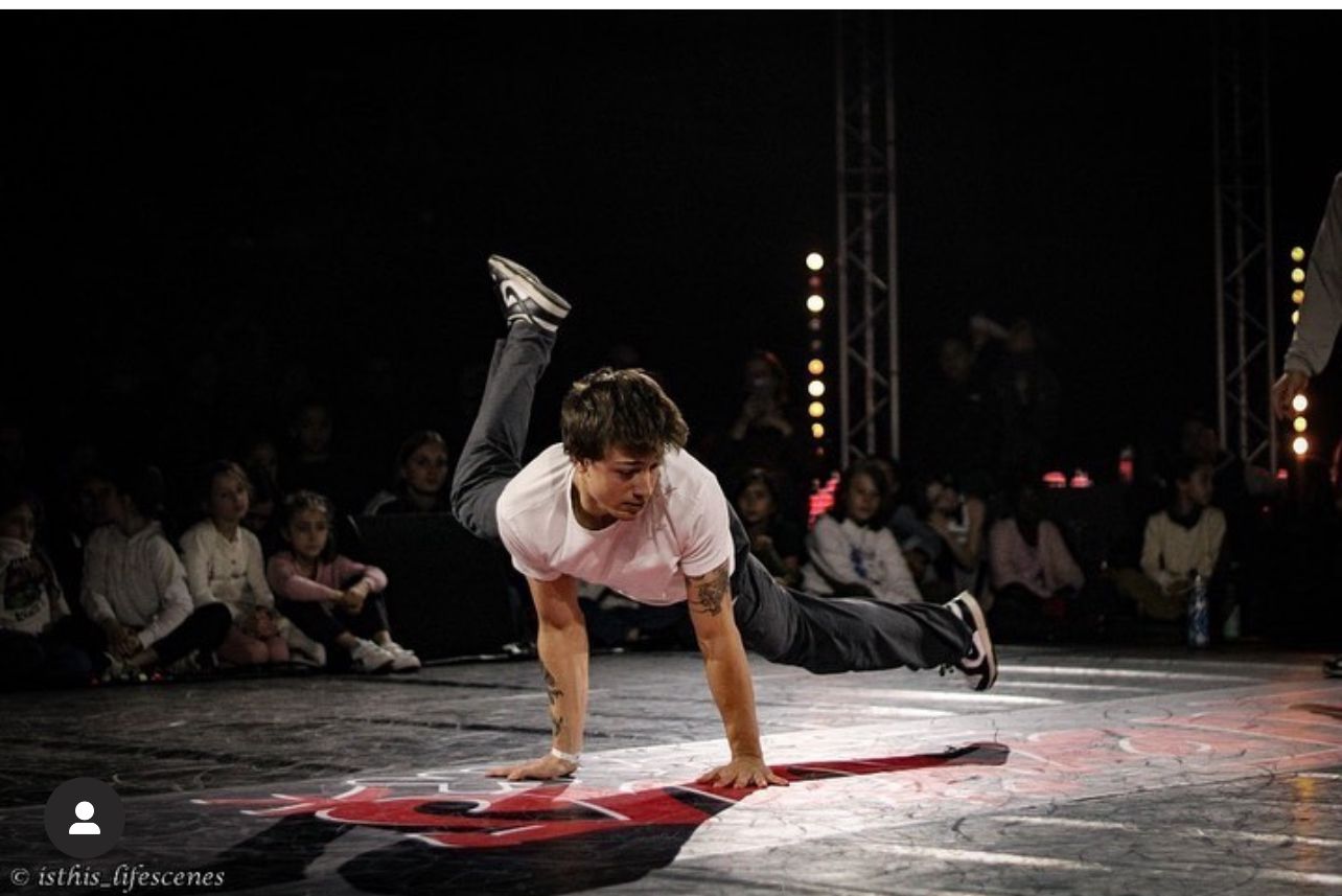 Ragazzo che balla break dance