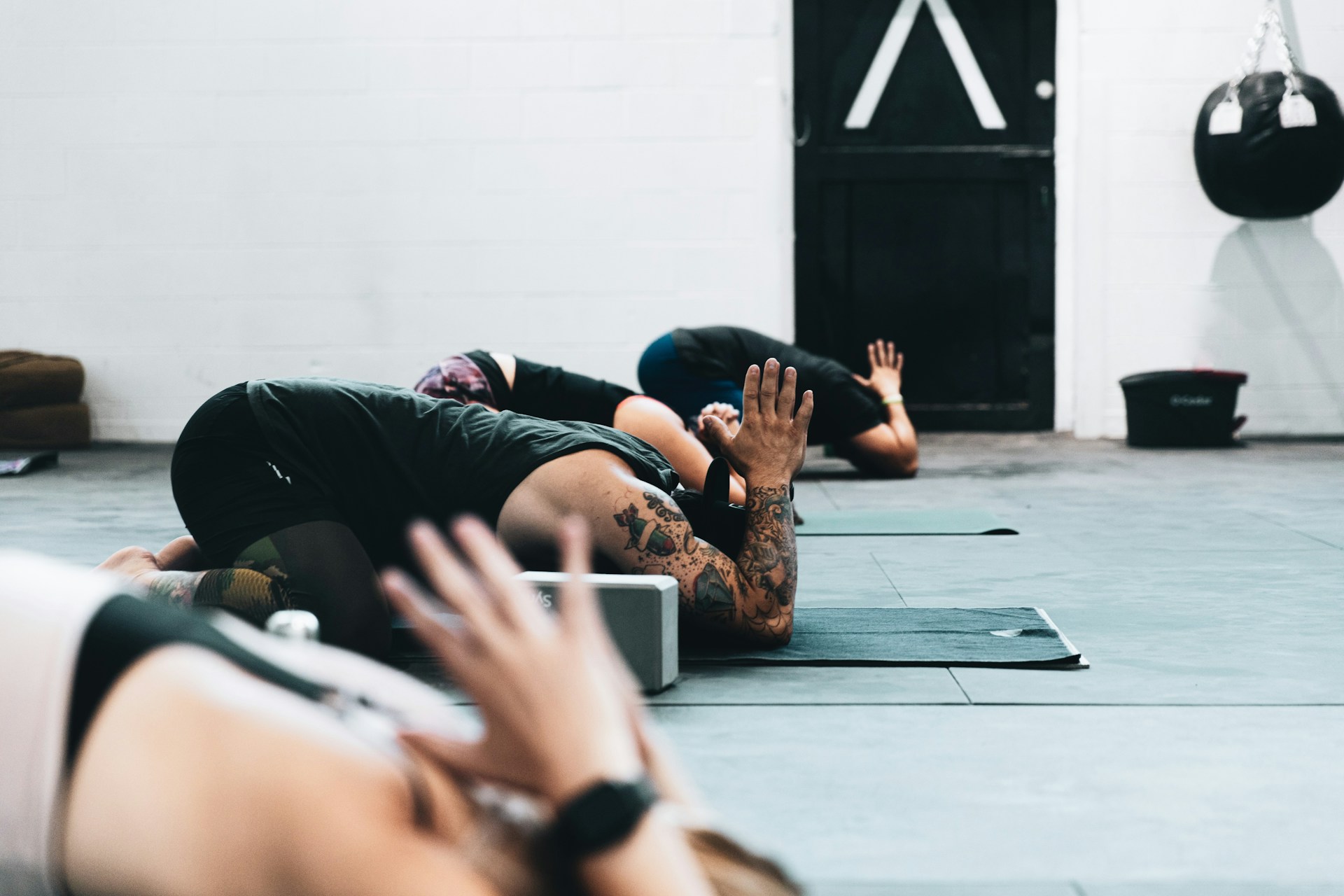 Persone che praticano yoga